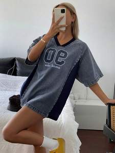 เสื้อเจอร์ซีย์เดนิมโอเวอร์ไซส์สำหรับผู้หญิง คอวี 90 องศา สไตล์สตรีทแวร์ เสื้อกีฬา ผ้าฝ้ายฟอก ซัพพลายเออร์ขายส่งแบบ OEM - Product Image 4