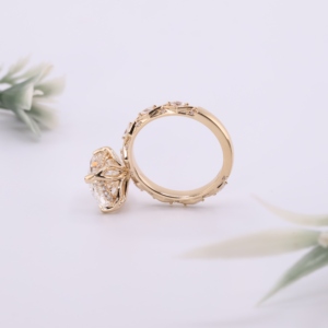 Anillo de compromiso vintage de oro amarillo con diamante de laboratorio de corte ovalado, halo oculto, cesta de pétalos, tallo milgrain marquesa, joyería fina - Product Image 3