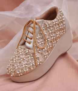 Baskets compensées brodées crème très demandées pour femme, chaussures à plateforme haute, fabriquées à la main, décontractées, dorées, à lacets, pour mariée - Product Image 1