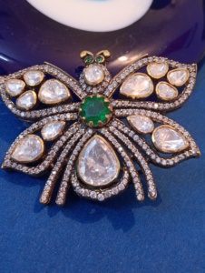เข็มกลัดรูปนกยูงและผีเสื้อสไตล์วินเทจสุดหรูจาก Amaira Jewels ประดับคริสตัลทรงลูกแพร์สีเขียวตรงกลาง  สำหรับทั้งชายและหญิง  ชุบทอง  ทำจากเงินแท้ 925 - Product Image 2