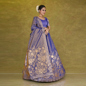 Ensemble Lehenga Choli en soie, tissage traditionnel, motifs floraux, bordure patrimoniale |   Vêtements ethniques pour femmes de qualité supérieure, sans plis, prêts à porter - Product Image 2