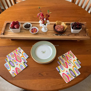 Bandeja de servicio de madera de mimbre rectangular versátil con diseño tallado, ideal para el hogar, sala de estar, bar o exhibición de vajilla - Product Image 1