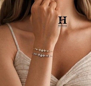 Bracelet à grappe florale minimaliste, délicat, avec chaîne à fleurs, bijoux fins pour femmes - Product Image 5