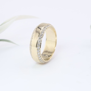 Élégante bague de fiançailles et de mariage en or jaune à double bordure, sertie de diamants de laboratoire taille brillant, avec pavé sur le dessus et bordure éternité. - Product Image 2