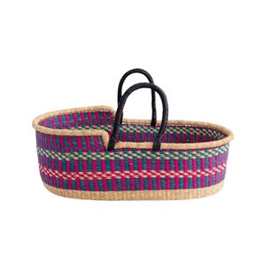 Panier à langer artisanal en jonc de mer coloré et panier à langer pour enfant en rotin avec poignées noires pour tables de soins pour bébés - Product Image 1