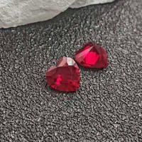 Rubis naturel chauffé rouge sang foncé, taille cœur, qualité excellente et rare, certifié par un tiers, effet de jeu de couleurs/feu, pierre brute