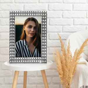 Cadre photo artistique en résine avec motif géométrique noir et blanc pour la décoration intérieure, design tendance - Product Image 1