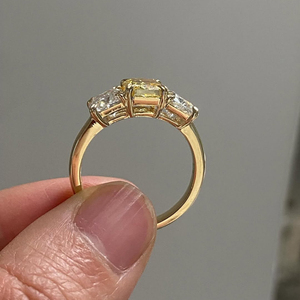 แหวนเพชรเลี้ยงในห้องปฏิบัติการทรงสามเม็ด 1.5 กะรัต สีเหลืองแฟนซี ทรงคุชชั่น ตัวเรือนทอง 14K ดีไซน์หรูหราเหนือกาลเวลา - Product Image 5