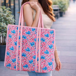 กระเป๋าโท้ทผู้หญิงสุดเก๋ ลายดอกไม้ขนาดใหญ่ สีฟ้า ผ้าควิลท์ ปิดแบบเปิด ผลิตจากผ้าฝ้ายอินเดีย ซักได้ เหมาะสำหรับการช้อปปิ้งและการเดินทางในชีวิตประจำวัน - Product Image 1