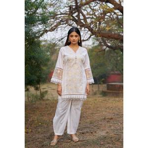 Kurti de Algodón Blanco Bordado de Primera Calidad con Salwar a Juego, Cuello en V, Ropa Étnica para Mujer, Disponible a Precio de Exportación - Product Image 6