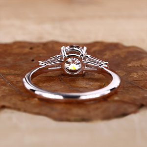 Bague de fiançailles en diamant rond 1 carat, bague solitaire en or blanc avec diamants baguette effilés pour femme - Product Image 2