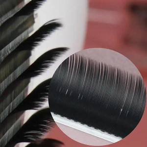 Extensions de cils en plumes volumineuses faites à la main - Product Image 4