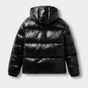 Chaqueta Acolchada Negra con Capucha para Hombre, Estilo Urbano, Cálida para Invierno, con Logotipo Personalizado en la Parte Delantera - Product Image 2