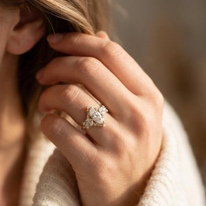 Bague de fiançailles en or massif 10K 14K 18K avec diamant de laboratoire taille marquise et taille ronde, couleur DEF, clarté VS VVS, certifiée IGI, vente en gros - Product Image 3