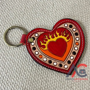 Llavero de Cuero Genuino con Corazón Flameante Estilo Western, Hecho a Mano, Elegante, Accesorio de Regalo Boutique - Product Image 1