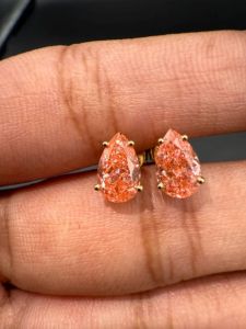 ต่างหูเพชรทรงลูกแพร์สีชมพู ตัวเรือนทองคำ 14K ประดับเพชรแบบสี่ขา ดีไซน์เรียบหรูและสง่างาม พร้อมความหรูหราเหนือกาลเวลา - Product Image 3