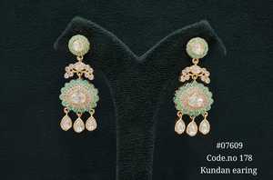 Boucles d'oreilles pendantes Kundan plaquées or avec breloques en moissanite, pierres roses et transparentes, bijoux en laiton pour femmes, idéales pour les mariages. - Product Image 2