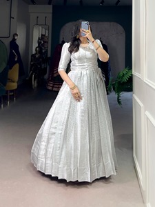 Robe traditionnelle indienne pakistanaise pour femmes, en soie, Lehenga Choli, longue, ample, pour mariage, blanche, brodée - Product Image 1