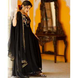 Vestido Negro con Rubíes Hecho a Mano, Corte en A, con Bordado Floral, Cintura Imperio, Talla XS, Hecho de Tela de Chifón - Product Image 6