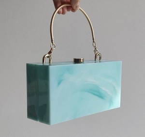 Sac à main personnalisé en résine ILAHI fait main avec chaîne, bandoulière, imprimé sérigraphié noir et blanc à carreaux, pour usage quotidien - Product Image 5