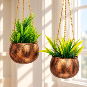Pot suspendu en métal texturé avec finition cuivre antique et chaîne dorée, support décoratif rond pour plantes d'intérieur - Product Image 2
