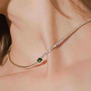 Delicado Collar de Cadena de Oro con Cristal de Corte Esmeralda y Diamantes CZ de Lujo para Mujer - Product Image 3