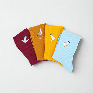 Chaussettes personnalisées avec logo brodé de mouettes en coton et fibre de bambou, coloris bordeaux, jaune moutarde et bleu, pour usage quotidien, collection printemps - Product Image 1