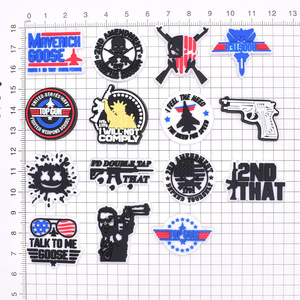 Accesorios Decorativos para Zuecos de la Serie War, de Goma PVC Suave, con Diseños de Armas, Revólveres, Escopetas y Aviones de Combate - Product Image 2