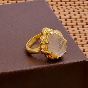 Bague statement en or naturel avec rutile doré en forme de larme, sertie à griffes, texture unique, style bohème, luxe unisexe - Product Image 3