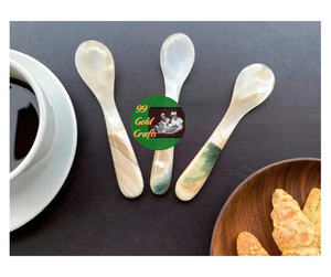 Cuillère élégante en coquillage, fabriquée à la main, pour le service du caviar dans les restaurants haut de gamme - Product Image 1