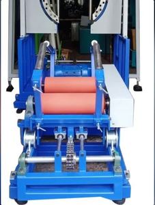 Machine d'emballage verticale à bobine 415 V pour l'alimentation et les boissons avec système de levage et de descente motorisé et chariot 415 V - Product Image 3