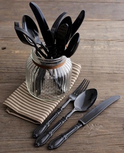 Ensemble de couverts en métal contemporain, ustensiles élégants en acier inoxydable conçus pour une présentation moderne à la table et pour la cuisine quotidienne. - Product Image 1