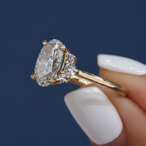 Anillo de Compromiso Clásico con Diamante Cultivado en Laboratorio de 1.75 Quilates, Certificado por IGI, VVS2 F, Ovalado, Oro Amarillo de 14K, Chapado en Rodio, Venta al Por Mayor - Product Image 4