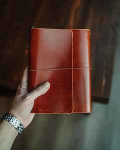 Funda de Cuero Genuino Hecha a Mano de Lujo con Logotipo Personalizado, Fabricante de Fundas para Libros, Funda para Diario Recargable, LBC-0053 - Product Image 4