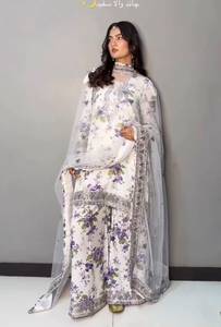 Ensemble de fête blanc à imprimé floral, haut en faux georgette avec dentelle fantaisie Dori, pantalon palazzo et dupatta en dentelle brodée, coupe classique, en matériaux recyclés - Product Image 2