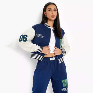 Veste bomber courte matelassée en laine/cachemire pour femme, boutonnée, coupe varsity, avec caractéristiques coupe-vent et respirantes - Product Image 1