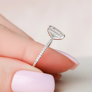 Bague de mariage en diamant taille émeraude, or blanc, sertissage à griffes, bande pavée, bijoux fins classiques pour femme - Product Image 3