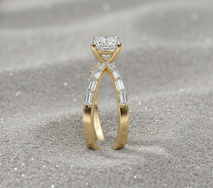 Bague de fiançailles Stonewels Blossom style vintage avec diamant de laboratoire, monture croisée à branches séparées et pierres latérales baguette en or 14K - Product Image 3