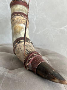 Cuerno de Búfalo Vikingo Tallado con Soporte de Cuero - Diseño Náutico Animal, Tamaño Personalizable, Regalo para el Día del Padre, de la India - Product Image 4