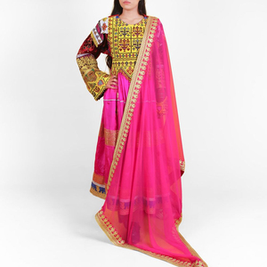 Robe longue traditionnelle en satin, style afghan Kuchi, manches évasées, tissu soyeux élégant, robe afghane Kuchi délicate. - Product Image 2