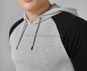 Sweat à capuche molletonné gris et noir pour homme, style athlétique décontracté, avec poches, disponible en OEM/ODM, idéal pour l'hiver et le streetwear. - Product Image 3