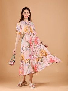 Vestido midi con estampado floral digital, lavable, cuello vuelto, color melocotón, corte acampanado, detalle en el cuello, largo midi, natural - Product Image 2