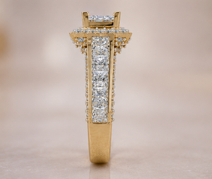 Bague de fiançailles avec halo de diamants cultivés en laboratoire |   Or jaune |   Centre de taille princesse avec double halo et pierres latérales |   Demande en mariage - Product Image 3