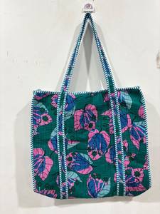 Sacs Kantha matelassés faits à la main avec patchwork en textiles recyclés pour le shopping, les voyages, les cadeaux, l'artisanat, la mode et la vente en gros - Product Image 4