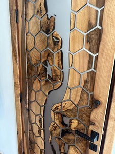 Table de chevet en bois massif de qualité supérieure avec un design classique sculpté, ouverture manuelle, finition en bois naturel pour une utilisation dans une chambre à coucher de luxe - Product Image 5