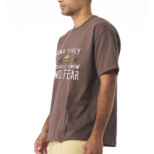 T-shirt à manches courtes marron pour hommes avec motif de crâne et imprimé They Shall Know No Fear, col rond décontracté, coupe régulière - Product Image 3