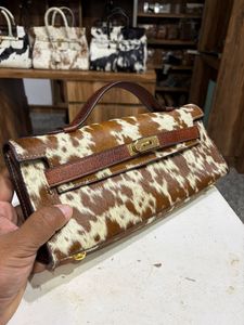 Bolso de Mano de Cuero Vacuno con Pelo Auténtico Hecho a Mano para Mujer |   Bolso de mano de piel de vaca marrón y blanca estilo western |   Moda de Noche - Product Image 2