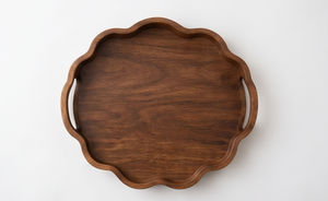 Tabla de servir redonda artesanal de madera de mango, bandeja decorativa con contorno festoneado esculpido y asas. - Product Image 3