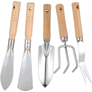 Ensemble d'outils de jardinage manuels en acier au carbone avec manche en bois, comprenant une truelle, un cultivateur et une fourche pour la plantation et l'aération du sol - Product Image 6