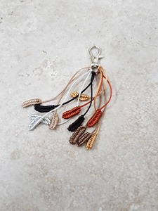 Porte-clés en macramé fait main, corde en coton, design simple à nœuds, porte-clés, breloque de sac, style minimaliste, en provenance d'Inde - Product Image 1